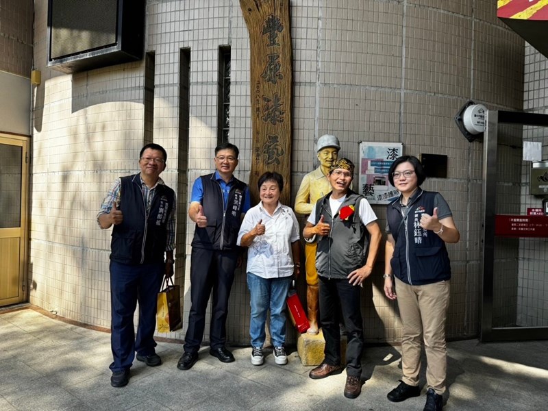 漆彩君韶-張焌營漆藝創作展開幕式合影2
