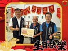113年10月28日豐原區公所洪峰明區長謝孟助主任秘書一同代表臺中市政府盧秀燕市長臺中市政府民政局吳世瑋局長向鎌村里林隆源里長送上生日禮盒祝福林隆源里長生日快樂平安健康