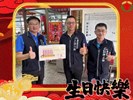 113年10月8日豐原區公所洪峰明區長及主任秘書謝孟助代表臺中市政府盧秀燕市長，致贈社皮里涂力旋里長生日禮盒，提前祝福國慶日誕生的里長生日快樂、心想事成