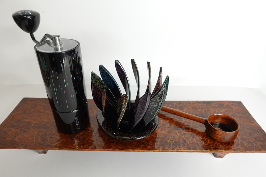 廖家慶 咖啡器具組&彫刻長檯 48.5X14X23cm 天然漆 貝殼 銀丸粉 金箔