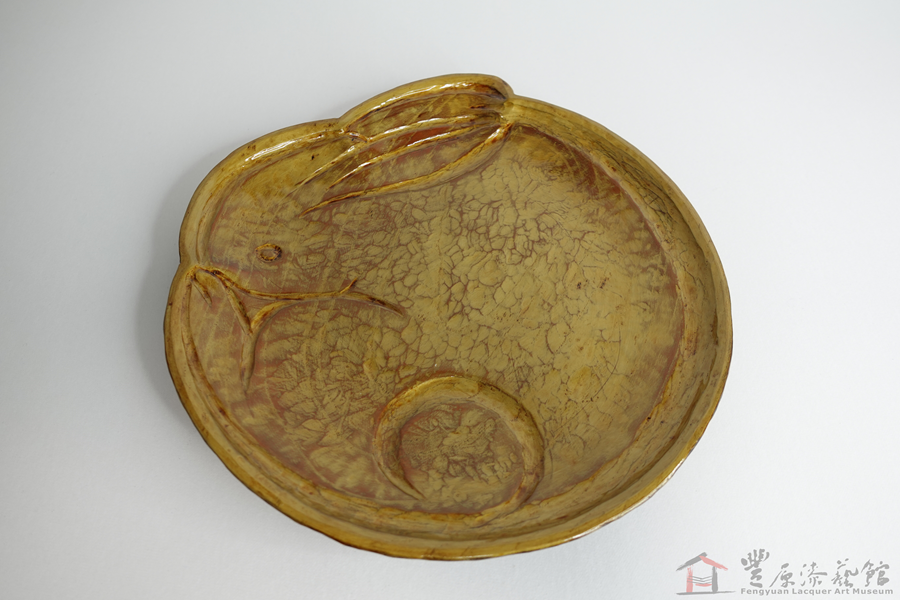 廖家慶 彫刻兔紋漆盤 24.5X24.5X2.5cm  木胎 天然漆 金消粉