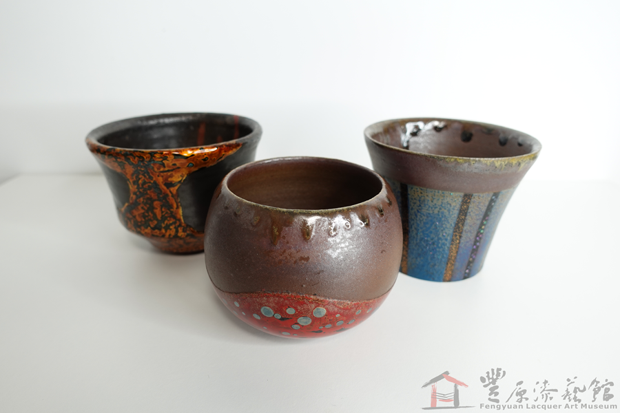 廖家慶 漆陶杯三款 10.5X10.5X8cm 10X10X7.5cm 10X10X8.5cm 陶胎 天然漆 貝殼 京都蛋白石 金梨子地粉 金箔 銀丸粉 銀片