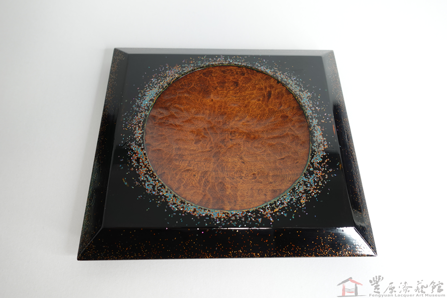 廖家慶 漆塗雕刻雙面盤 月暈 20X18X3cm 木胎 天然漆 青貝粉 金箔 金梨子地粉