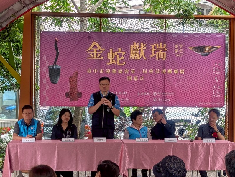 金蛇獻瑞臺中市漆藝協會第二屆會員漆藝聯展開幕式豐原區長洪峰明致詞