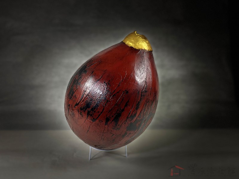 何堂立 變奏山水-烏山殷紅 32X25X25 生漆 黃土粉 布 代金粉