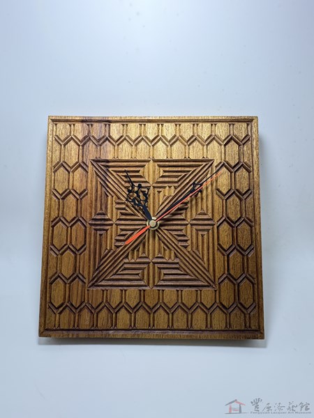 陳莉雯-時之蜂巢 24X24X3cm 樟木、天然漆、時鐘機芯