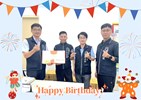 114年10月9日，豐原區公所洪峰明區長及主任秘書謝孟助代表臺中市政府盧秀燕市長，臺中市政府民政局吳世瑋局長，致贈民生里吳俊德里長，生日禮盒