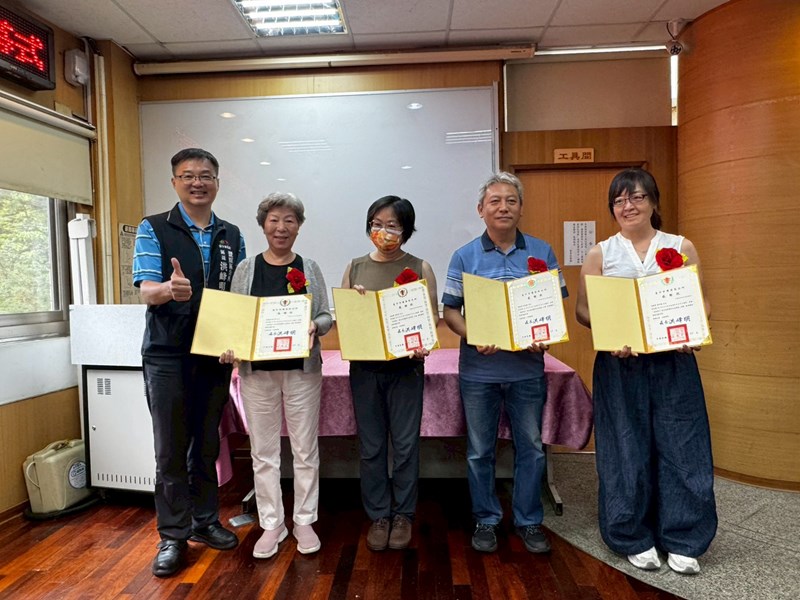 漆象萬千崔克英漆藝師生成果展開幕式頒發感謝狀1