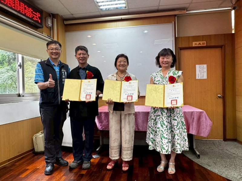 漆象萬千崔克英漆藝師生成果展開幕式頒發感謝狀3