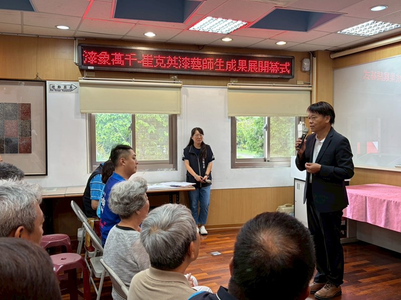 漆象萬千崔克英漆藝師生成果展開幕式臺中市政府文化局前副局長曾能汀致詞