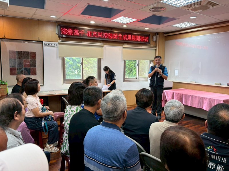 漆象萬千崔克英漆藝師生成果展開幕式豐原區公所區長洪峰明致詞