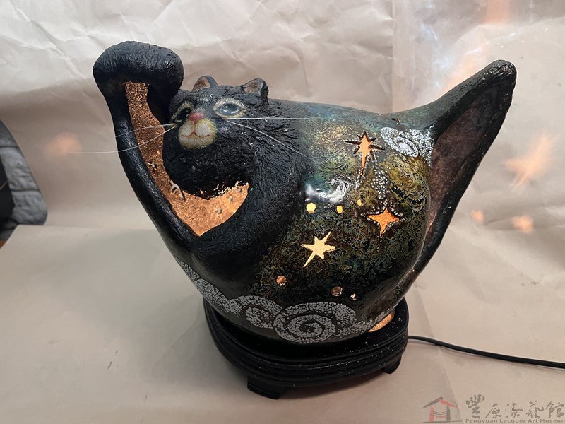 郭伃庭 喵的夜間飛行 22X28X25.5cm 夾紵天然漆