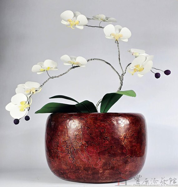 陳儒璁 朱律 直徑32cm 高49cm 桐木 天然漆 鋁箔 鋁線 壁報紙