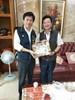 區長徐照山特地代表市長盧秀燕向4月壽星豐圳里鄭文鑫里長祝賀合影