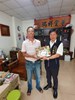 區長徐照山特地代表市長盧秀燕向8月壽星葫蘆里吳大川里長祝賀，祝福里長生日快樂、身體健康