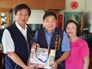 區長徐照山特地代表市長盧秀燕向9月壽星三村里許全木里長祝賀，祝福里長生日快樂