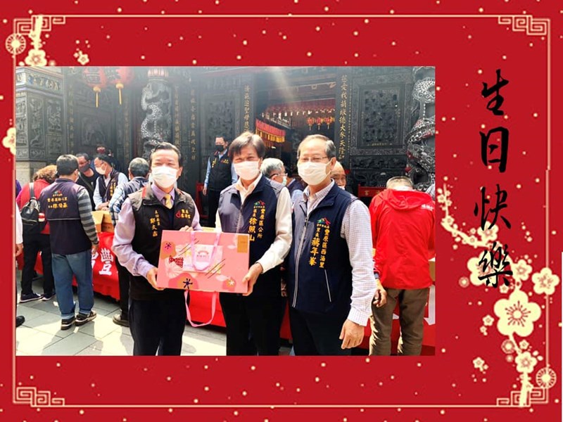 109年4月9日區長代表盧秀燕市長，致贈豐圳里鄭文鑫里長生日禮盒，提前祝福里長生日快樂。