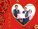 109年9月7日區長洪峰明代表盧秀燕市長，致贈三村里 許全木里長生日禮盒，提前祝福里長生日快樂。