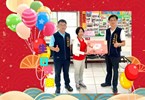 109年10月21日區長洪峰明與主任秘書謝孟助，一同代表盧秀燕市長致贈生日禮盒，祝林金玉里長生日快樂。