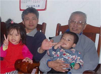 2007年2月1日於三重自家拍攝。由左至右為，李國銘老師長女、李國銘老師、李三七老師、李國銘老師長子。三代同堂合照。