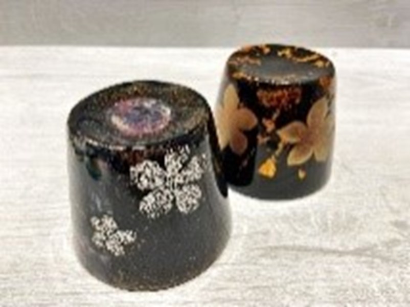 許韋蓉花7.5x8x6.5天然漆、金箔、碳粉、螺鈿、金屬粉