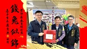 112年1月3日區長洪峰明與主任秘書謝孟助一同代表臺中市政府 #盧秀燕 市長🆚市府民政局 #吳世瑋 局長向 #朴子里張錦順里長 送上🈵🈵的生日祝福 💗