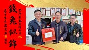 112年1月19日，區長洪峰明 🆚主任秘書謝孟助一同代表 臺中市政府 盧秀燕 市長🆚市府民政局 吳世瑋 局長向 翁子里連佳振里長 提前送上🈵🈵的㊗️福 🧧🎊